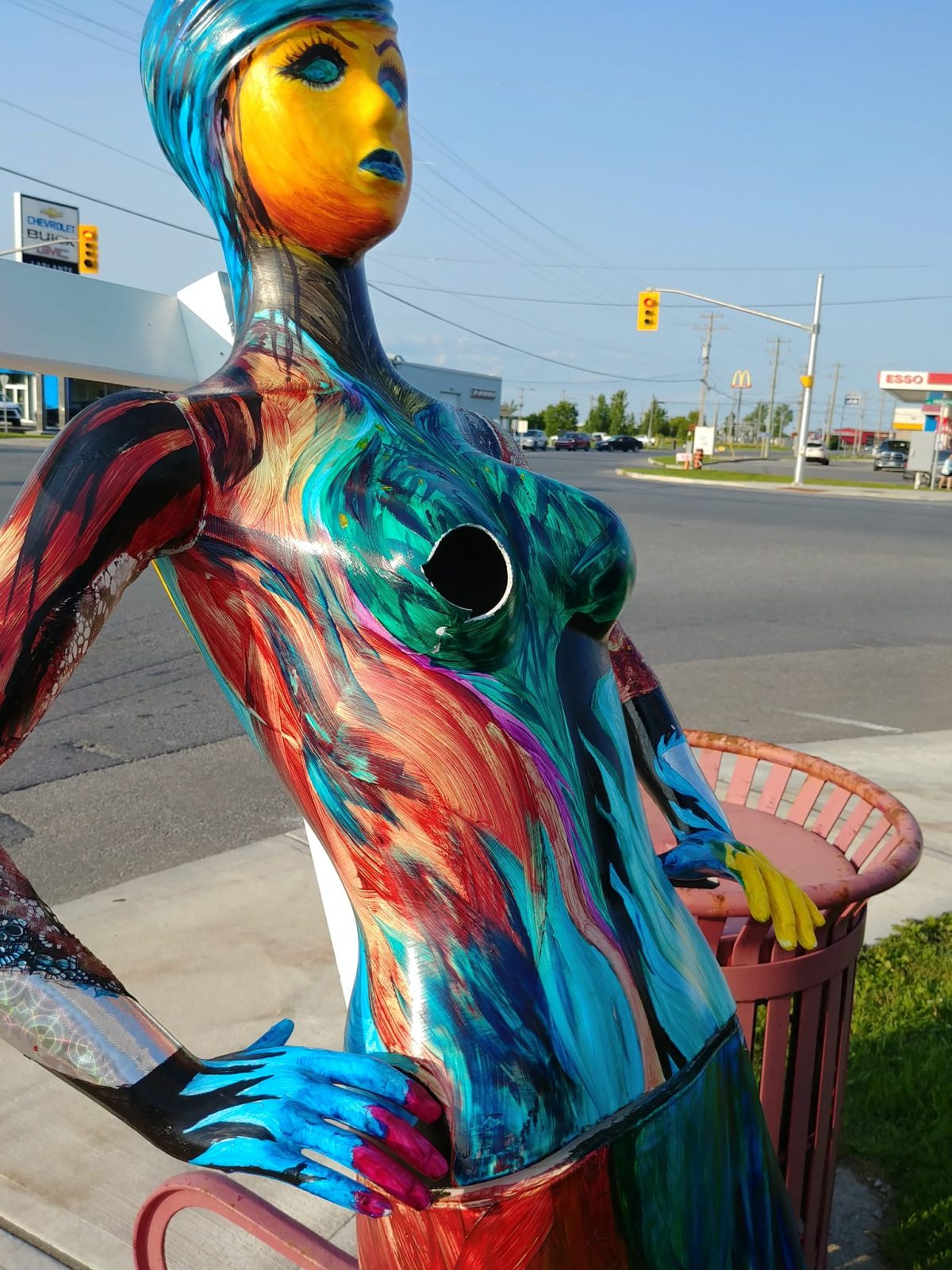 Trois mannequins du concours « Les arts figurés » retrouvé vandalisé